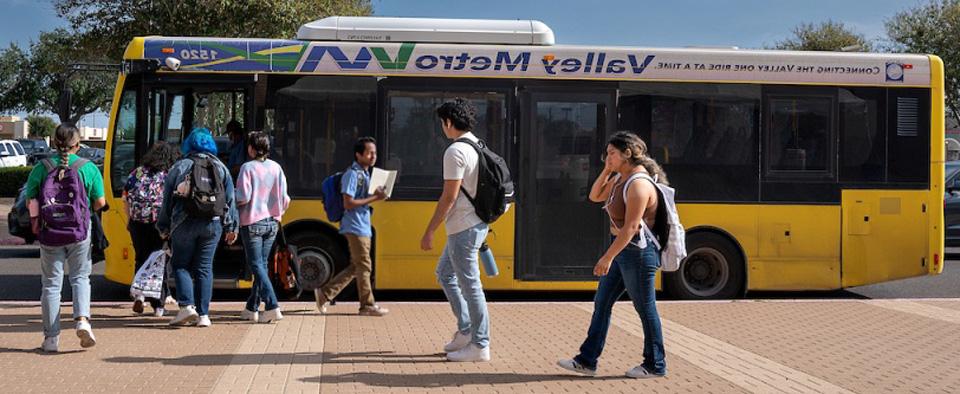 Valley Metro bus picking up students at 金沙中国.